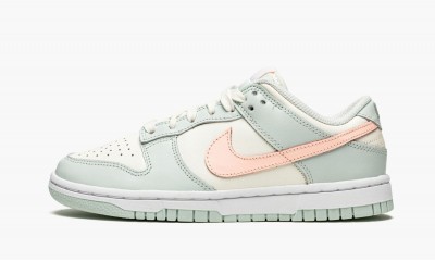 NIKE
DUNK LOW WMNS
Barely Green